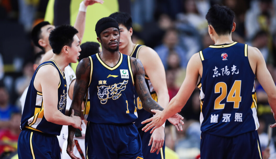 开云体育官网-破案！第3节追到差9分，杜锋却撤下萨姆纳的原因找到，奎因要背锅